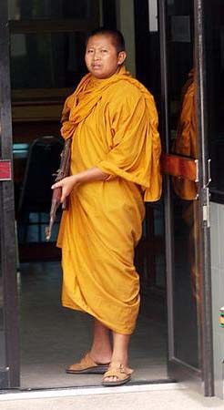 Buddhist_monk_with_rifle